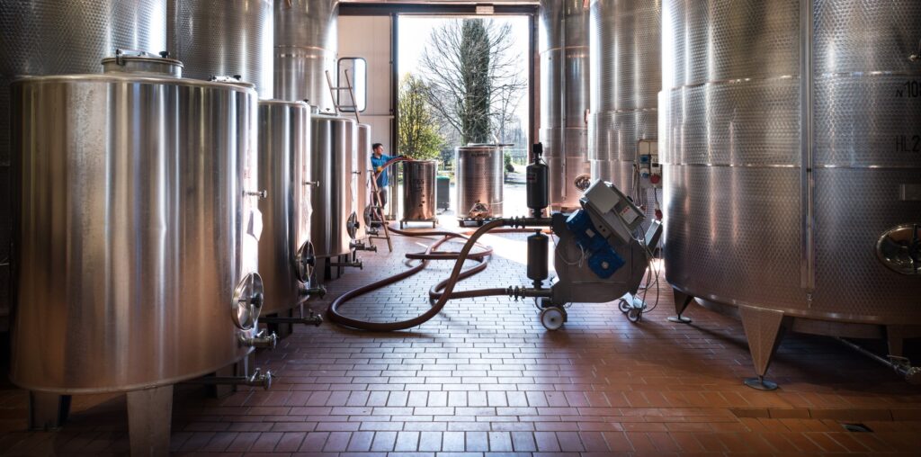 フェウディロマンス 醸造所風景 ステンレスタンク